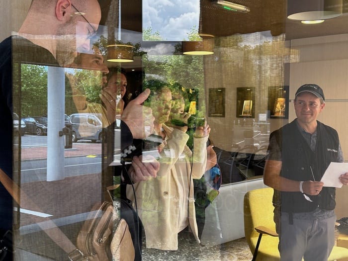 Équipe filmant un jeu de reflets dans une vitrine, idée de mise en scène imaginée pendant l'atelier